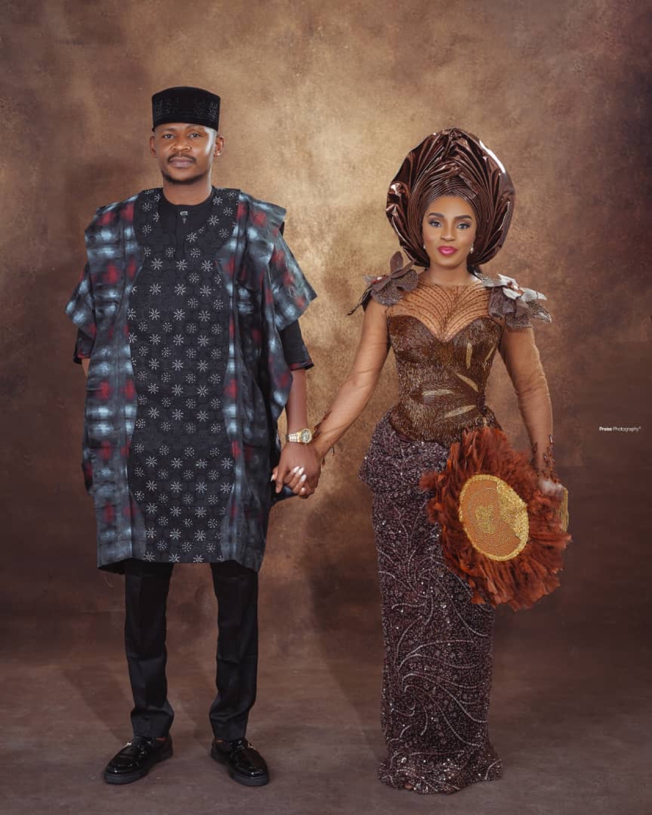 Traditional couple full portrait by Rumble Event